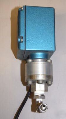 Neo-dyn series 100P 100P4-3C adjustable pressure switch