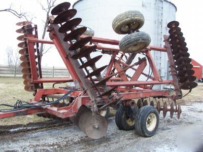 International 496 21' disc soild disc w/ duals on wings