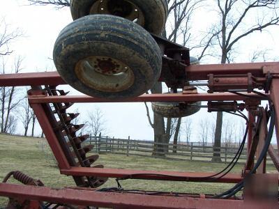 International 496 21' disc soild disc w/ duals on wings