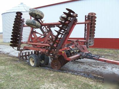 International 496 21' disc soild disc w/ duals on wings