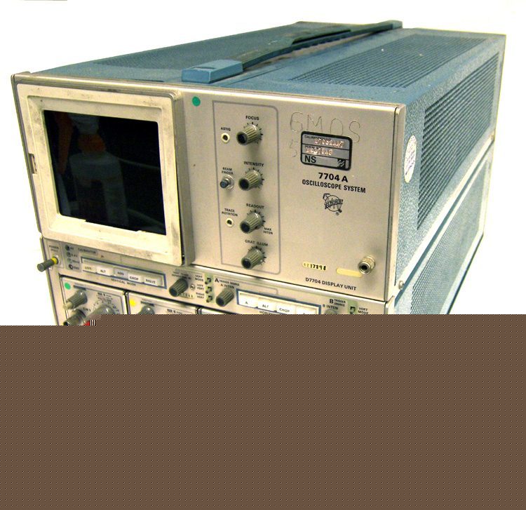 Tektronix 7704A oscilloscope loaded 2X 7A18 7D11 7B85