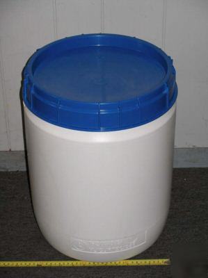 Truckload of 1100-10 gal hd plastic drum-screw top lid