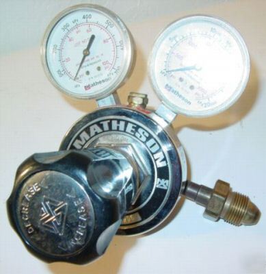 Matheson gas 8-296 0-3000/100 psi 20000/700 regulator