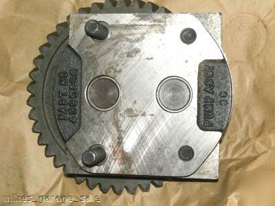 Fiat allis oil pump 4395088 / 4322664/ 74322664 nos obo