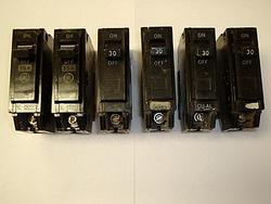 Lot of 6 - ge 1 pole thql plug on circuit breakers